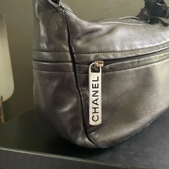 🔥SALE 🔥 EUC Chanel 9th series Lambskin Leather Ring Handle Hobo-Full Inclusion - Picture 3 of 14